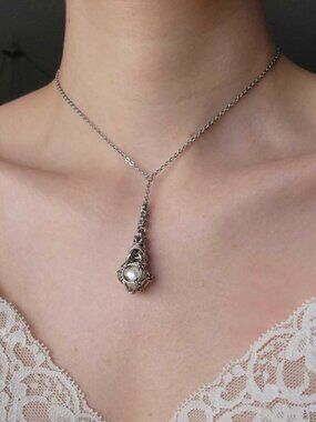 Vintage classic teardrop pearl and silver necklace